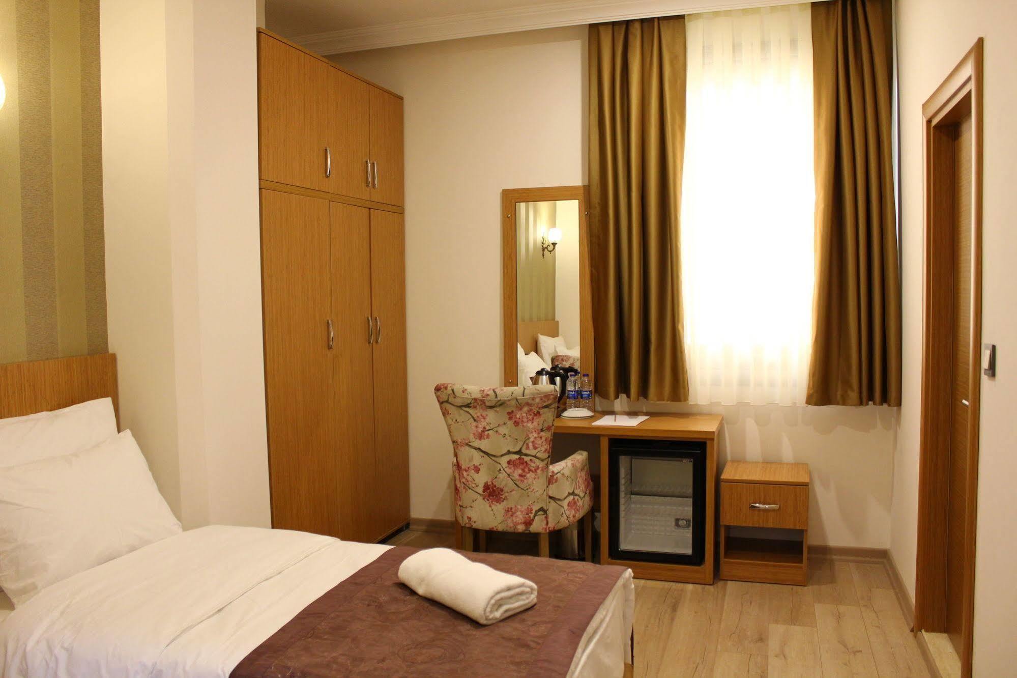 Realist Hotel Istanbul Exteriör bild